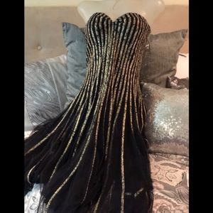 Caché gold and black gown